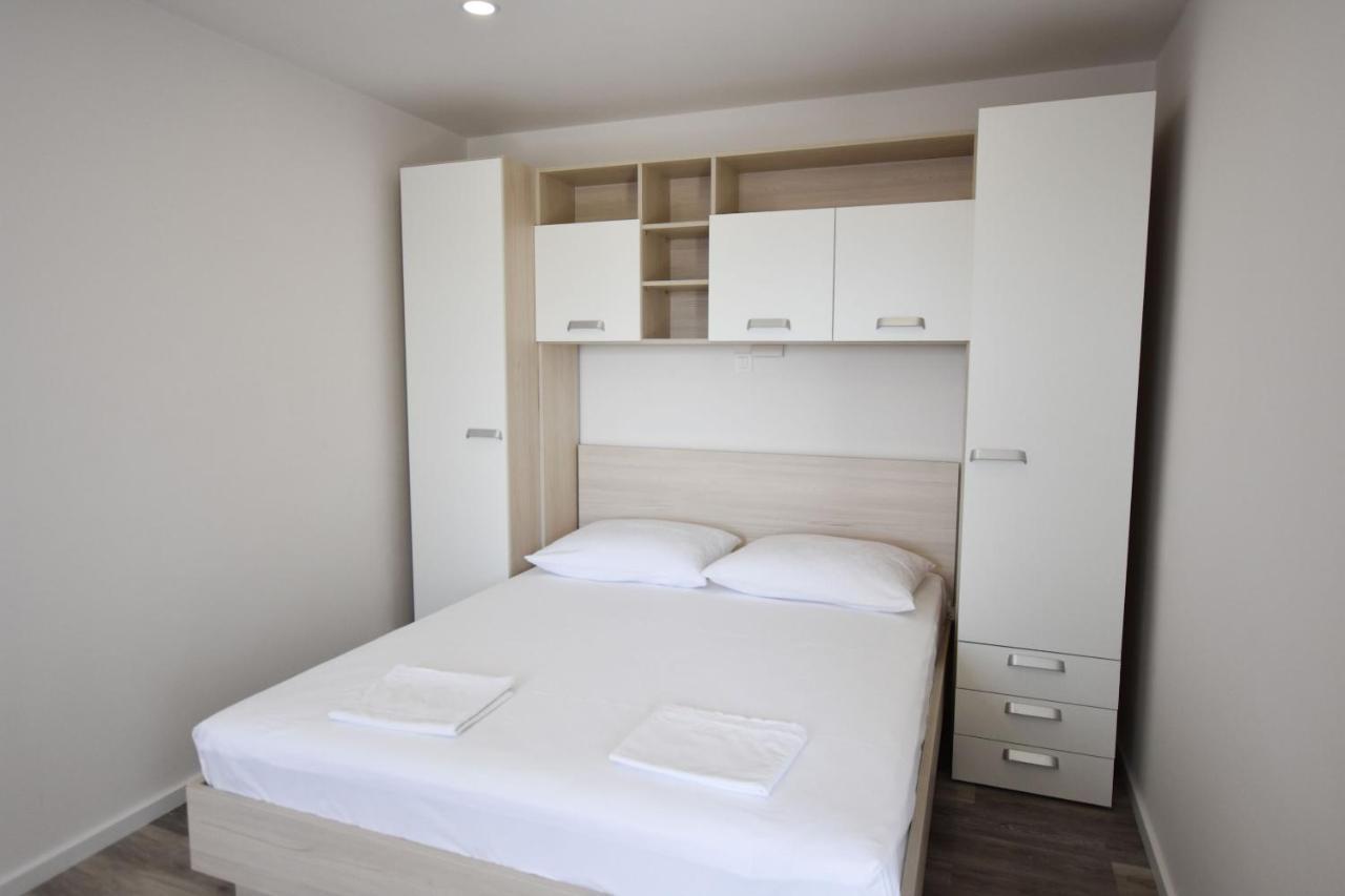 Apartments Anica Примоштен Экстерьер фото