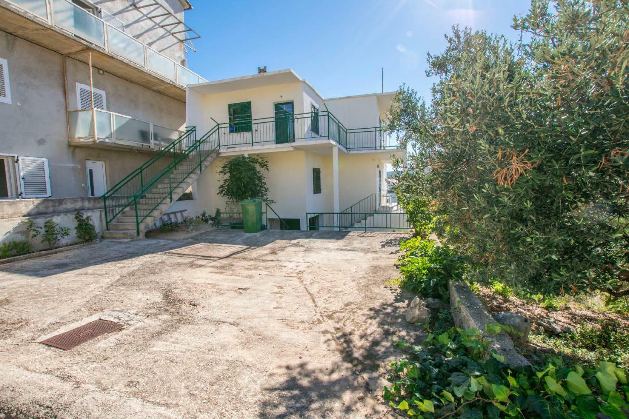 Apartments Anica Примоштен Экстерьер фото