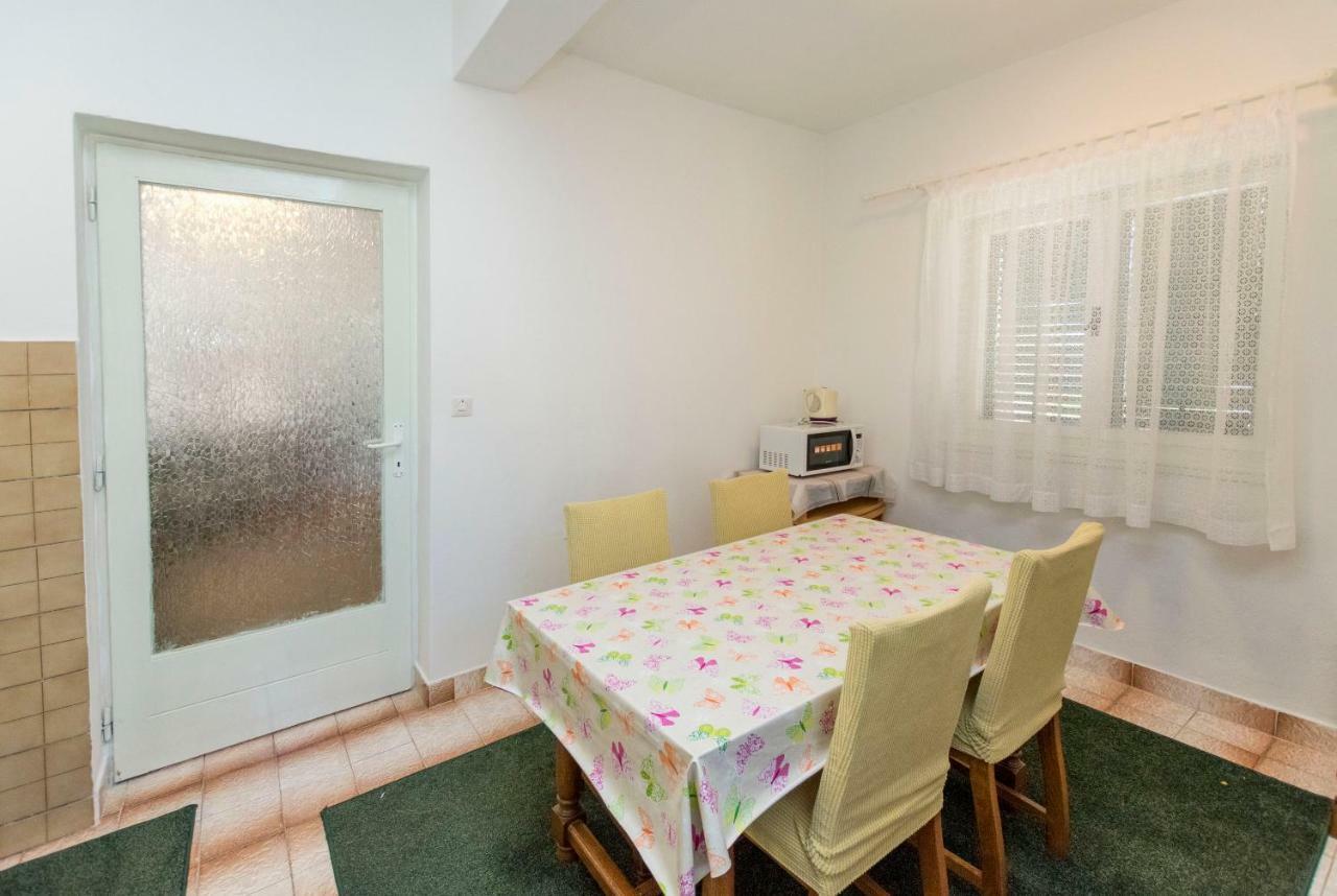 Apartments Anica Примоштен Экстерьер фото